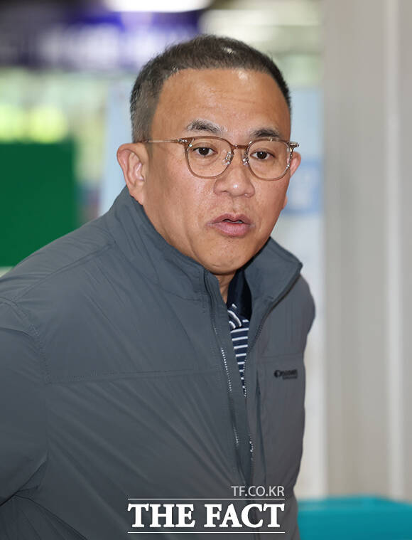 정치브로커 명태균 씨가 21일 오전 서울 서초구 중앙지방법에서 열린 정치자금법 위반 관련 1심 속행 공판에 출석하고 있다. /박헌우 기자