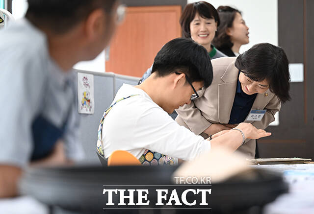 이 차관이 '전 부치기'를 준비하는 참석자들에게 인사하고 있다.