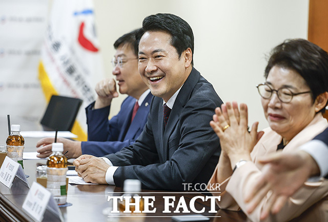 국민의힘-한국노총 서울지역본부 간담회에서 인사말 하는 장동혁 대표(오른쪽).