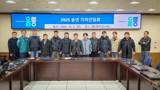 지난해 12월 송년 주재기자 간담회에 울릉군 남 부군수(왼쪽 세번째)가 청바지 차림으로 참석했다. /울릉군