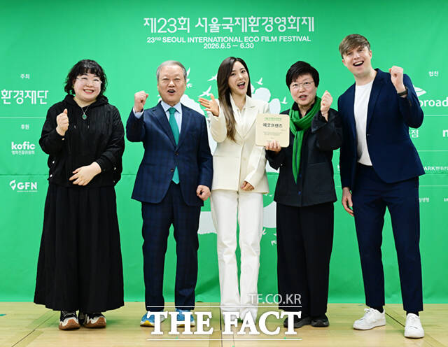 제23회 서울국제환경영화제 기자간담회가 21일 오전 서울 중구 환경재단 레이첼카슨홀에서 열린 가운데, 공식 홍보대사로 위촉된 가수 바다(오른쪽)가 최열 환경재단 이사장과 기념촬영하고 있다. /이새롬 기자