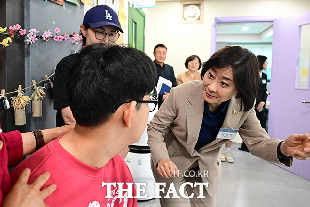 이스란 차관이 이용자들과 인사말을 나누고 있다.