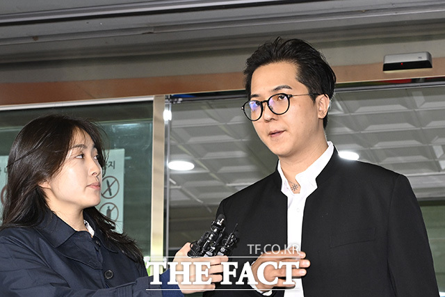 송민호 씨가 고개를 숙인 채 법원을 나서고 있다.