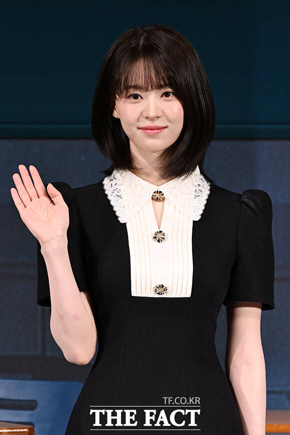 박윤서 감독과 배우 노재원, 이효제, 강미나, 전소영, 현우석(왼쪽부터)이 21일 오후 서울 용산구 CGV 용산아이파크몰에서 열린 넷플릭스 새 시리즈 '기리고' 기자간담회에 참석해 포즈를 취하고 있다. /김성렬 기자