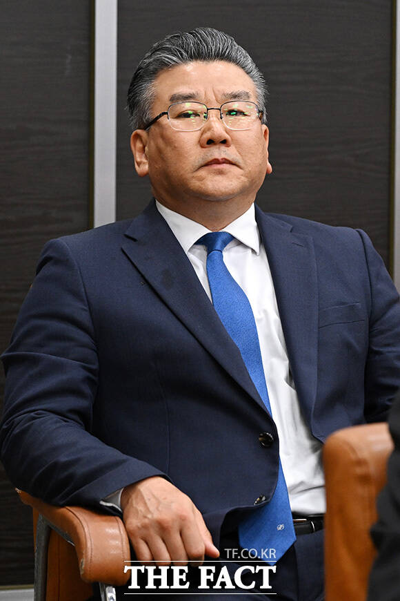 국정조사 증인으로 출석한 유병호 감사원 감사위원과 남욱 변호사, 김태효 전 국가안보실 제1차장(왼쪽부터).