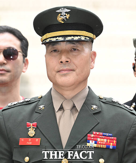 박정훈 전 해병대 수사단장(준장)이 지난해 6월 서울 서초구 서울고등법원에서 열린 항명 혐의 항소심 재판에 출석하며 기자회견을 갖고 있다. /박헌우 기자