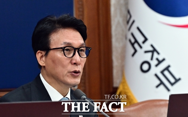 김민석 국무총리는 21일 오전 정부서울청사에서 열린 국무회의 겸 비상경제본부회의 모두 발언을 통해 전쟁 추경의 생명은 속도라며 관계 부처에 추경 편성 현황 점검 등을 지시했다. /임영무 기자