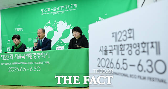 제23회 서울국제환경영화제 기자간담회가 21일 오전 서울 중구 환경재단 레이첼카슨홀에서 열린 가운데, 공식 홍보대사로 위촉된 가수 바다(오른쪽)가 최열 환경재단 이사장과 기념촬영하고 있다. /이새롬 기자