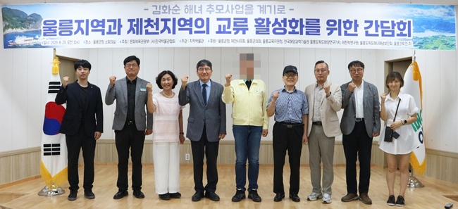 충북 제천시 지적박물관장이 울릉군 방문에도 울릉군 남 부군수(가운데)가 청바지를 입고 있다. /울릉군