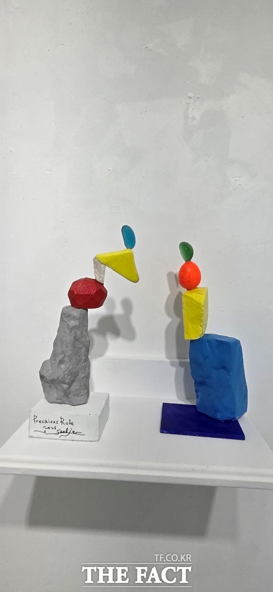 이름 모를 강과 바다에서 수집한 돌들은 이설제 작가의 손을 거쳐 전혀 다른 모습이 됐다. /김영신 기자