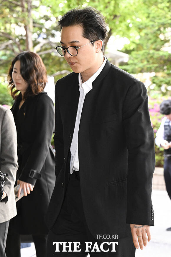 사회복무요원 부실 근무 의혹을 받고 있는 가수 송민호 씨가 21일 서울 마포구 서울서부지방법원에서 열린 공판에 출석 중 사과를 하고 있다. /송호영 기자