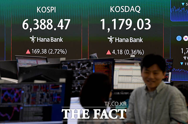 코스피가 사상 최고가를 경신한 21일 오후 서울 중구 하나은행 딜링룸 전광판에 지수가 표시되고 있다. /박상민 기자