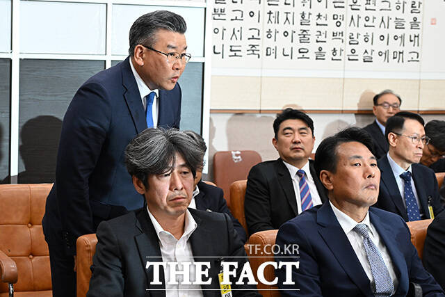 국정조사 증인으로 출석한 유병호 감사원 감사위원과 남욱 변호사, 김태효 전 국가안보실 제1차장(왼쪽부터).