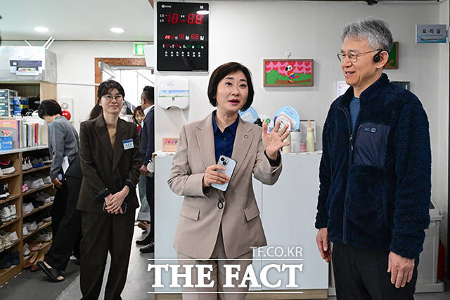 서울 구로구 구로주간활동센터를 방문한 이스란 복지부 제1차관.