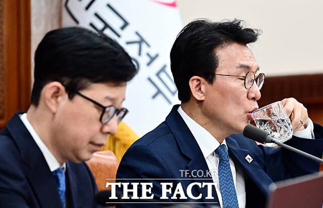 김민석 국무총리가 21일 오전 서울 종로구 정부서울청사에서 열린 국무회의 겸 비상경제본부 회의에 참석해 모두발언을 하고 있다. /임영무 기자