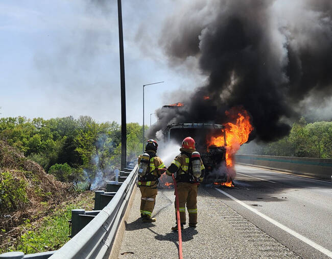 21일 오후 1시 57분쯤 경북 성주군 중부내륙고속도로에서 대형 화물차 화재가 발생, 2시 33분에 완전히 진화됐다. /경북소방본부