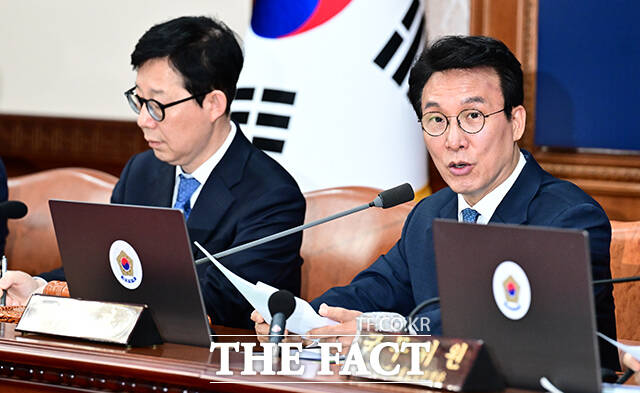 김민석 국무총리가 21일 오전 서울 종로구 정부서울청사에서 열린 국무회의 겸 비상경제본부 회의에 참석해 모두발언을 하고 있다. /임영무 기자