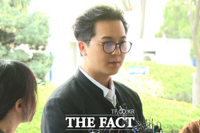 ‘부실 복무’ 혐의를 받는 송민호가 21일 서울 마포구 서울서부지방법원에서 열린 1차 공판에 출석해 입장을 밝히고 있다. /서울서부지법=김기범 기자