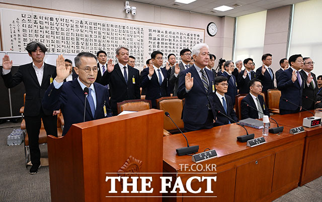 김규현 전 국가정보원장(왼쪽)을 비롯한 증인들이 21일 오전 서울 여의도 국회에서 열린 ‘윤석열 정권 정치검찰 조작기소 의혹 사건 진상규명’ 국정조사특별위원회 서해 공무원 피격·통계조작·’윤석열 명예훼손’ 허위보도 조작기소 의혹 사건에 대한 청문회에 출석해 선서를 하고 있다. /국회=서예원 기자