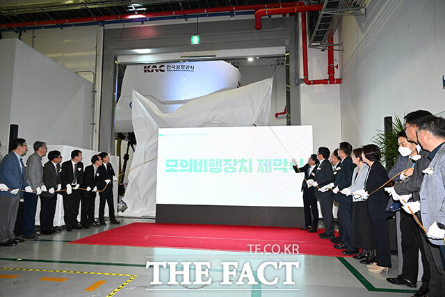 박재희(오른쪽) 한국공항공사 사장직무대행과 강대홍 제주항공 운항본부 운항훈련실장이 21일 오후 서울 강서구 KAC항공훈련센터 SIM HALL에서 열린 B737-8(Max) 모의비행장치 도입 기념행사에 참석해 모의비행장치를 체험하고 있다. /박헌우 기자