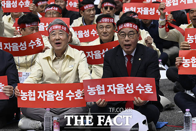 강호동 농협중앙회장(왼쪽)과 송언석 국민의힘 원내대표가 구호를 외치고 있다.
