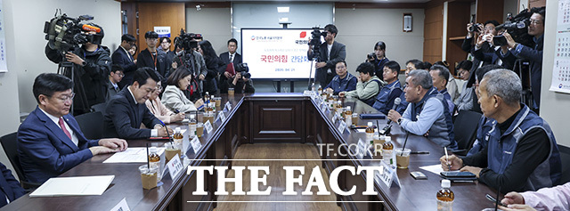 국민의힘-한국노총 서울지역본부 간담회에서 인사말 하는 장동혁 대표(오른쪽).