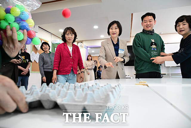 구로주간활동센터에서 진행하는 체육활동 참여하는 이스란 차관.