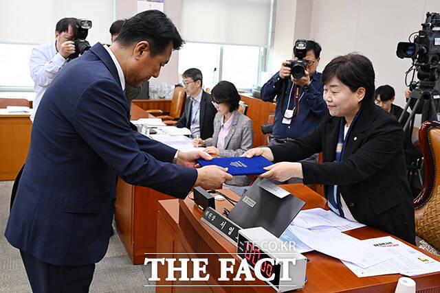 국정조사 증인으로 출석한 유병호 감사원 감사위원과 남욱 변호사, 김태효 전 국가안보실 제1차장(왼쪽부터).