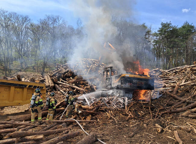 20일 오전 10시 48분쯤 울진군 죽변면에서 벌목 작업 중이던 대형 굴착기에서 불이 나 약 40분 만인 오전 11시 31분에 완전히 진화됐다. /경북소방본부