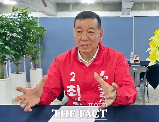 최원철 공주시장 예비후보가 20일 선거사무소에서 <더팩트>와 인터뷰를 하고 있다. /김형중 기자