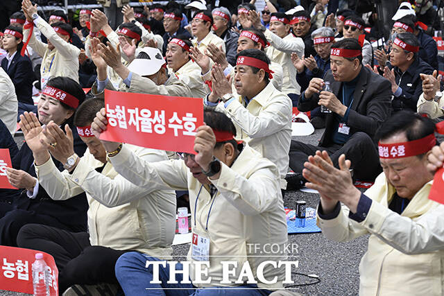 여의대로에서 구호 외치는 집회 참가자들.