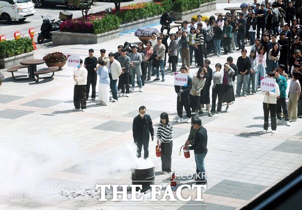 대전시 서구는 21일 구청 청사 및 광장 일대에서 전 직원을 대상으로 불시 화재대피훈련을 실시했다. /대전시 서구