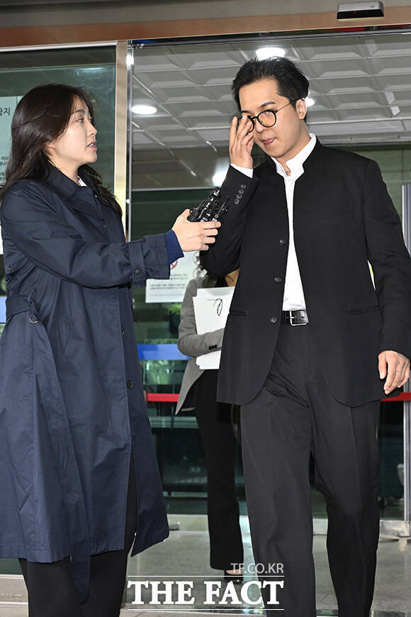 송민호 씨가 고개를 숙인 채 법원을 나서고 있다.