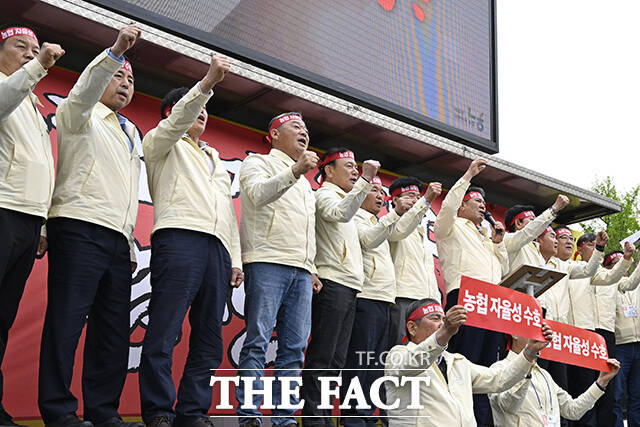 여의대로에서 구호 외치는 집회 참가자들.