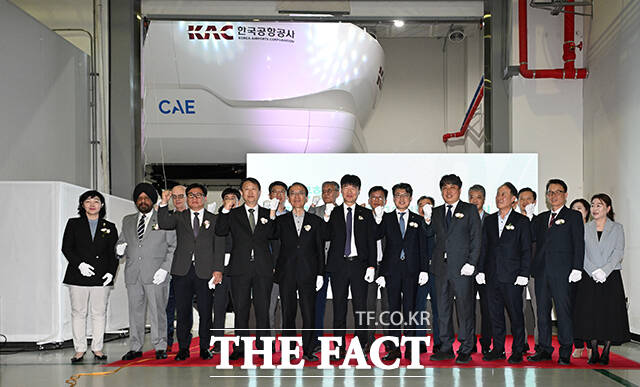 박재희(오른쪽) 한국공항공사 사장직무대행과 강대홍 제주항공 운항본부 운항훈련실장이 21일 오후 서울 강서구 KAC항공훈련센터 SIM HALL에서 열린 B737-8(Max) 모의비행장치 도입 기념행사에 참석해 모의비행장치를 체험하고 있다. /박헌우 기자