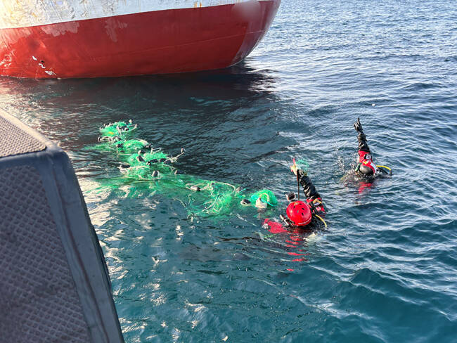 동해 해경이 스크루에 부유물이 감겨 이동이 불가능한 어선에 접근해 부유물 제거 작업을 실시하고 있다. /동해해양경찰서
