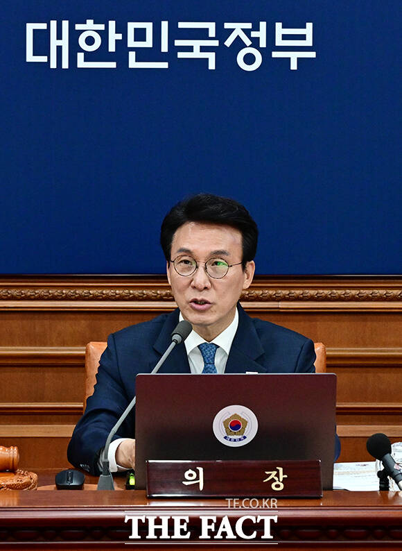 김민석 국무총리가 21일 오전 서울 종로구 정부서울청사에서 열린 국무회의 겸 비상경제본부 회의에 참석해 모두발언을 하고 있다. /임영무 기자