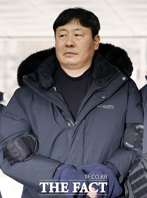 서울 용산경찰서가 21일 교내 성폭력 문제를 제기했다가 해임된 교사 지혜복 씨의 복직을 요구하는 시위에 참여한 고진수 민주노총 서비스연맹 세종호텔지부장을 건조물침입 혐의 등으로 지난 20일 구속송치했다고 밝혔다. /뉴시스