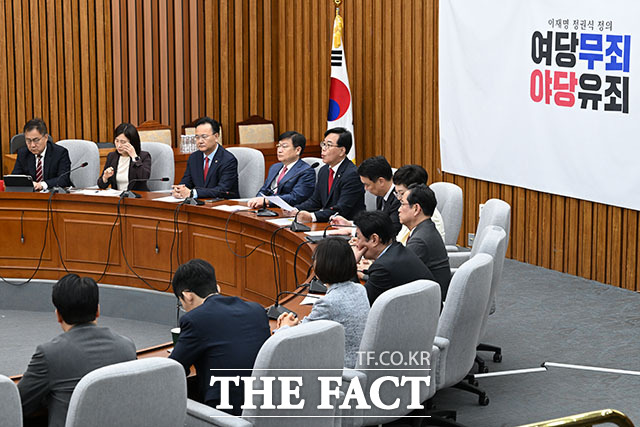 송언석 국민의힘 원내대표(왼쪽)가 21일 오전 서울 여의도 국회에서 열린 원내대책회의에서 모두 발언을 하고 있다. /국회=서예원 기자