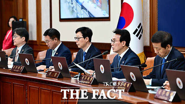 김민석 국무총리가 21일 오전 서울 종로구 정부서울청사에서 열린 국무회의 겸 비상경제본부 회의에 참석해 모두발언을 하고 있다. /임영무 기자