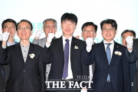  기념촬영하는 박재희 사장직무대행-진성준 의원 [포토]