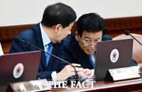  구윤철 부총리와 대화 나누는 정동영 통일부 장관 [포토]