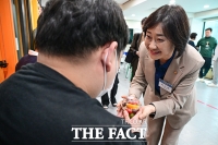  과일컵 선물하는 이스란 복지부 차관 [포토]