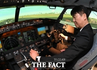  모의비행장치 체험하는 박재희 사장직무대행 [포토]