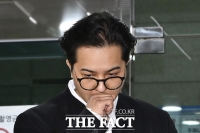  '100일 이상 무단결근' 송민호, 굳은 표정으로 나서는 법원 [TF사진관]