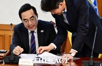  회의 자료 검토하는 박홍근 기획예산처 장관 [포토]