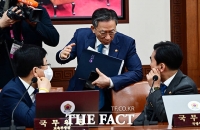  안규백 국방부 장관과 대화 나누는 정성호 법무장관 [포토]