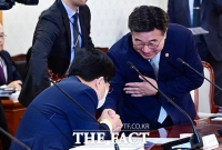  인사 나누는 윤호중 장관과 최교진 장관 [포토]