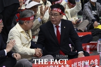  악수하는 강호동 농협중앙회장과 송언석 국민의힘 원내대표 [포토]