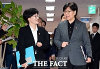  대화 나누며 국무회의 입장하는 원민경 장관과 정은경 장관 [포토]